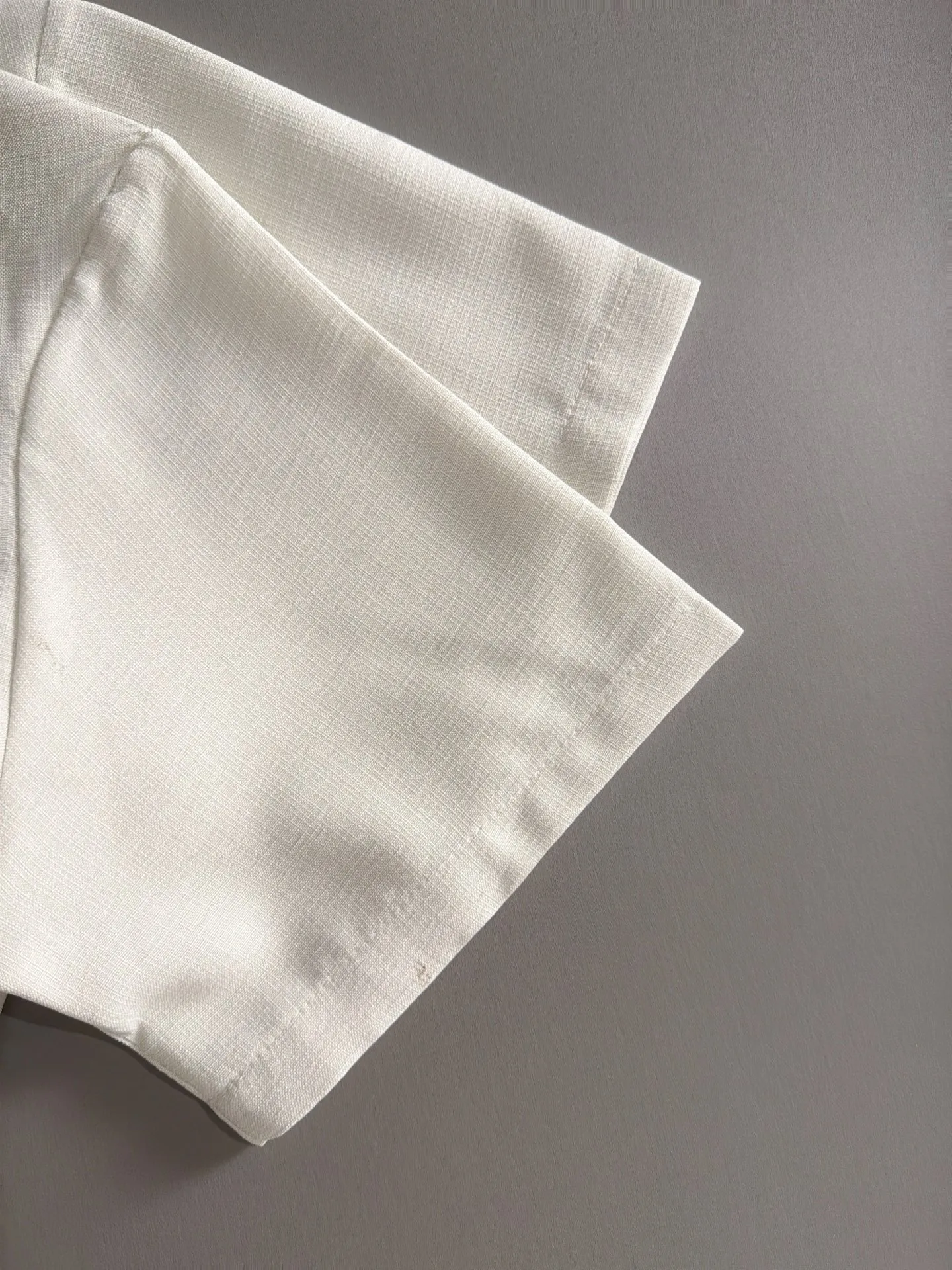 LP 36ss New Arrival men's short-sleeved T-shirt, complete with three labels. The special yarn feels heavy when weighed, and the upper body is more textured than ordinary T-shirts. This texture can cope with the weather and is suitable for both hot and cold weather. Loose fit design, looks noble. Size: M to 5XL